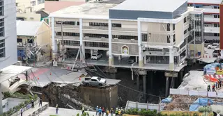 ব্যাংককের রাস্তায় ভয়াবহ ধস, মুহূর্তেই ছড়ালো আতঙ্ক